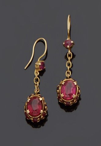 null Pair of 18k yellow gold earrings, 18k 750‰, set with red stones.


H. 5 cm Gross...