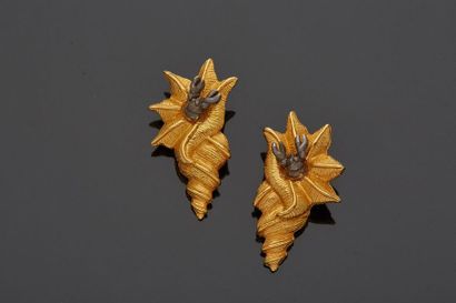 null LORENZ BÄUMER


Paire de clips d’oreilles en métal doré, en forme de coquillage...
