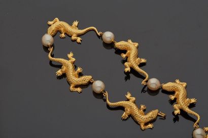 null CHANEL


Ceinture en métal doré à décor de lézards et perles d’imitation. Signée...