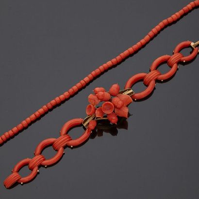 null Bracelet in coral** and yellow gold, 14k 585‰, composed of articulated rings,...