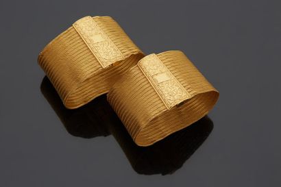 null Paire de bracelets en or jaune, 18k 750‰, composés d’une maille souple terminée...