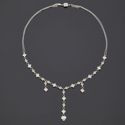 null Collier en or gris, 18k 750‰, serti dans des motifs ronds et carrés de diamants...