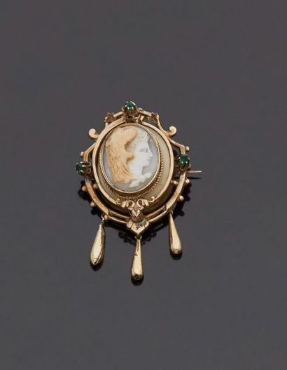 null Brooch in yellow gold, 9k 375‰, oval shape set with green stones and three pendants,...