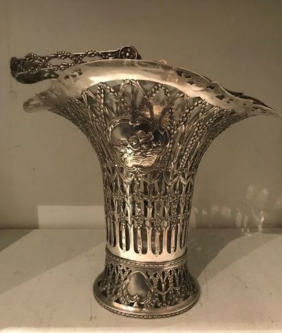 null 
Vase en forme de corbeille en argent, 800%, à décor de rubans et de fleurs,...