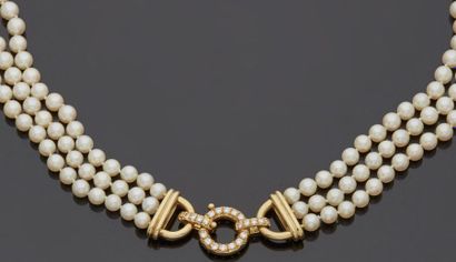 null Necklace of three rows of falling cultured pearls, equipped with a snap hook...