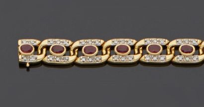 null Bracelet souple en or deux tons, 18k 750‰, composé de dix-sept maillons chacun...