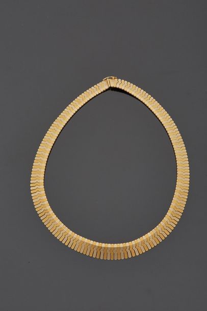 null Polychrome gold drapery necklace, 18k 750 ‰, composed of engraved plates in...