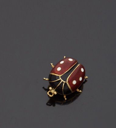null Brooch in 18k yellow gold 750‰ in the shape of a ladybug, the body enamelled...