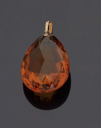 null Pendant decorated with a large citrine cut in briolette with a yellow gold tip...
