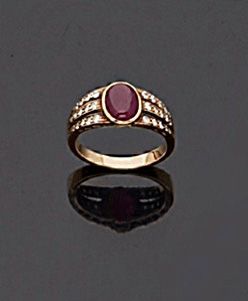 null Yellow gold ring, 9k 375‰, adorned with a treated ruby cut into a cabochon with...