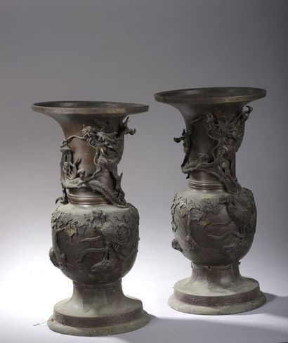 null Pair of copper alloy vases, the relief decoration of dragons and birds of paradise.


Japan,...