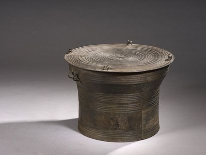 Objet de rituel dit tambour de pluie en bronze...