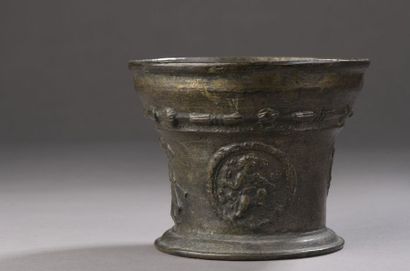 null Bronze mortar decorated with a mascaron, bird, angel on trumpet and putto.


Dated...