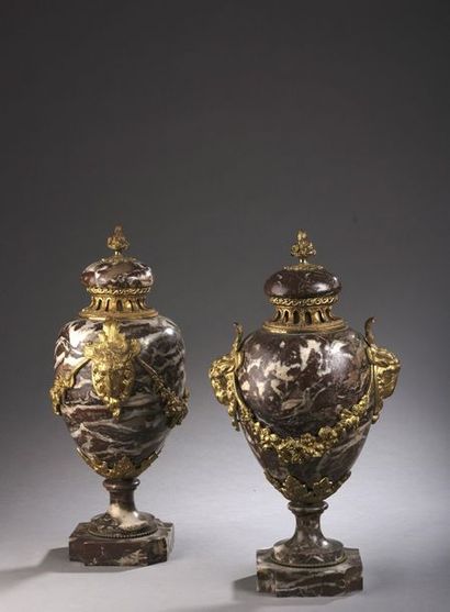 null PAIR OF OVOID VASES with a red veined marble base and gilded bronze mouldings.


Louis...