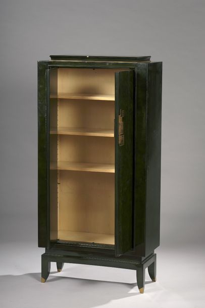 null Jean LELEU (1910-1982)


STORAGE FURNITURE in green lacquer, with two doors...