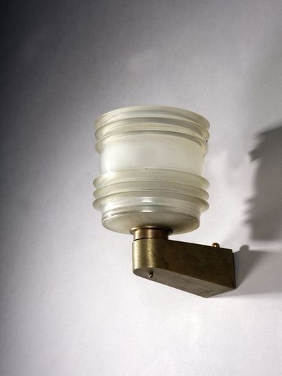 null Jean PERZEL (1892-1986)


Wall lamp with gilded bronze base, cylindrical bulb...