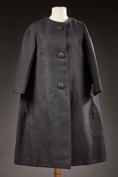 null Christian DIOR haute couture Printemps/ Eté 1952
Manteau en gazar noir de forme...