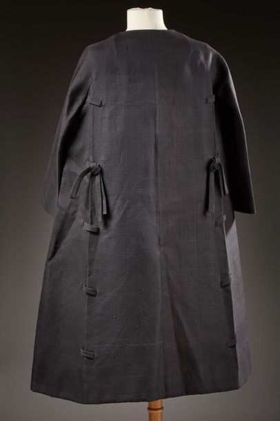 null Christian DIOR haute couture Printemps/ Eté 1952
Manteau en gazar noir de forme...
