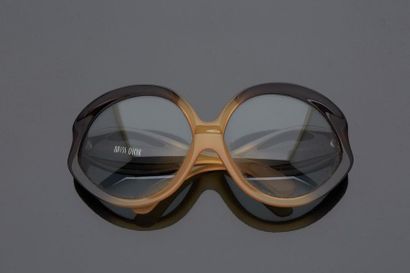 null Miss DIOR circa 1970
Paire de lunettes de soleil en ébinite dégradée, verre...