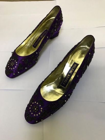 null Helene ARPELS couture circa 1970
Paire d'escarpins en satin violet rebrodé de...