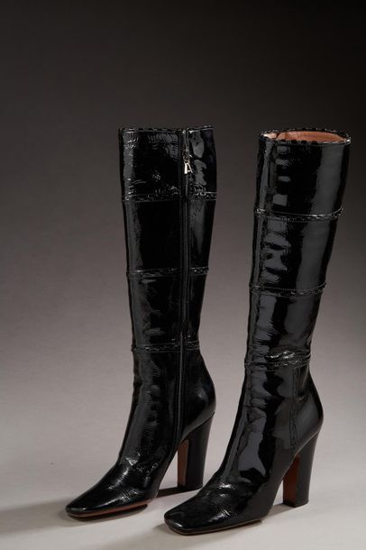 null ALAÏA
Paire de bottes zippées en cuir vernis noir, talons recouverts 110mm,...