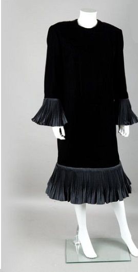 null LANVIN Haute couture n°1391-CB
Robe droite de cocktail en velours de soie noire,...