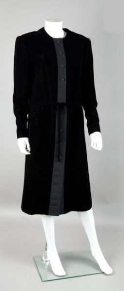 null LANVIN haute couture 1380-CB
Robe en velours de soie noir, encolure ronde, parementures,...