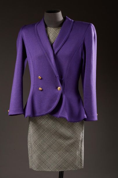 null Lot comprenant une veste en jersey de laine violet et une robe demi-manches...