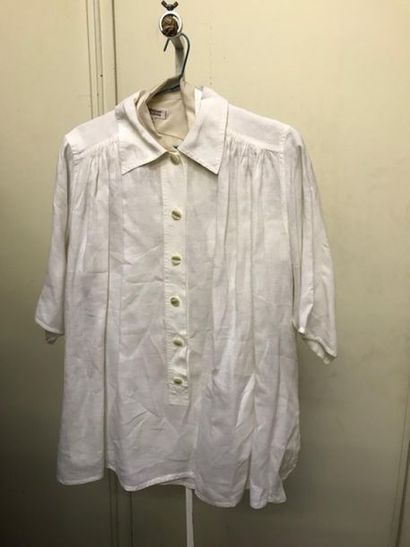 null Yves SAINT LAURENT rive gauche
Lot de trois blouses diverses, deux blanches,...