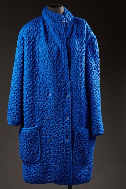 null Jean-Louis SCHERRER circa 1990
Manteau long en jersey de laine gauffrée bleu...