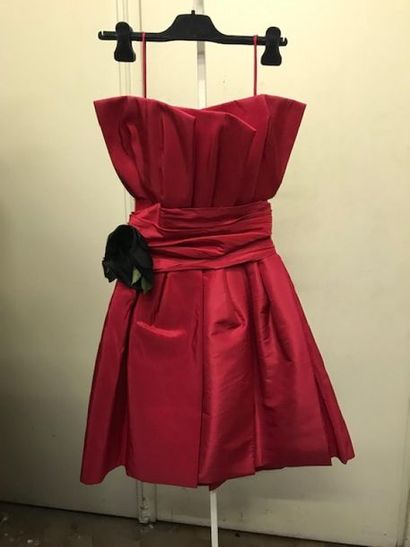 null BALENCIAGA (attribué à)
Robe de cocktail bustier en taffetas rouge, taille ornée...