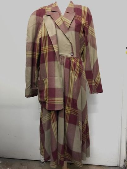 null KENZO circa 1990
Robe en lainage écossais multicolore, veste à l'identique.