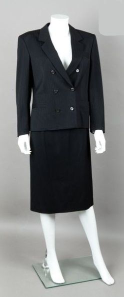 null GUCCI
Tailleur en lainage noir, composé d'une veste façonnée, col châle cranté,...
