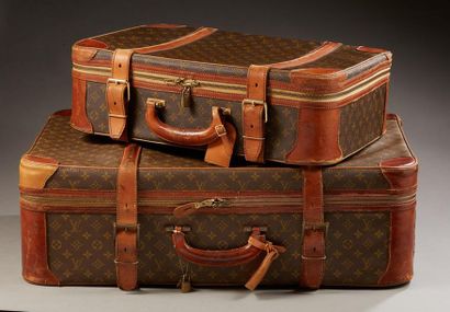 null Louis VUITTON
Lot de deux valises "Stratos" en toile Monogram et cuir naturel...