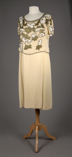null Paul Louis ORRIER circa 1978
Ensemble comprenant une robe en crêpe beige faisant...