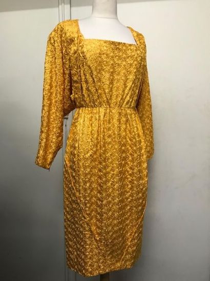 null Serge LEPAGE haute couture circa 1988
Robe en soie bouton d'or façonnée de motifs...