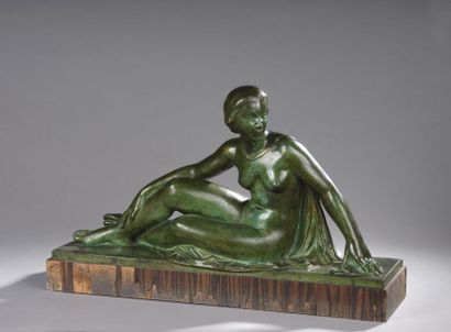 null Auguste GUÉNOT (1882-1966)
Femme drapée
Bronze à patine verte rehaussée d’or.
Signé...