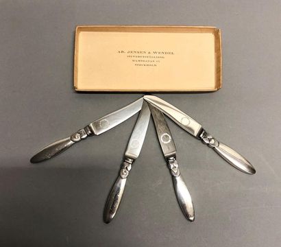 null Georg JENSEN (1866-1935)
Quatre petits couteaux à beurre, modèle Cactus en argent...