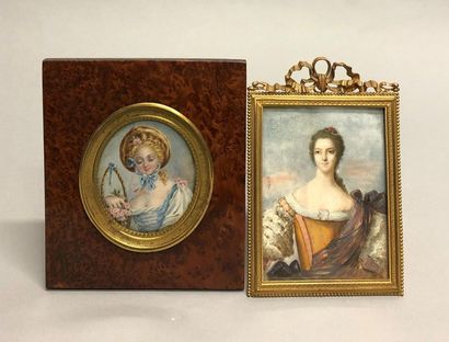 null Deux miniatures : 
 - Femme en buste en costume du XVIIIème siècle, porte une...