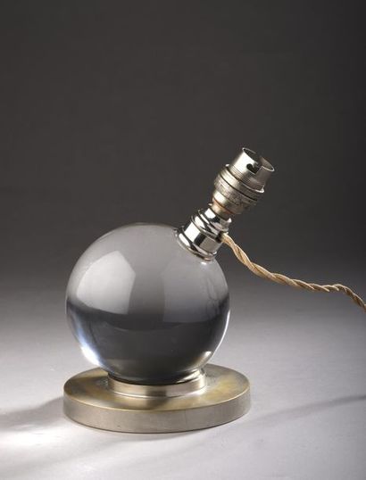 null Jacques ADNET (1900-1984) BACCARAT
LAMPE BOULE ancienne en verre blanc transparent,...