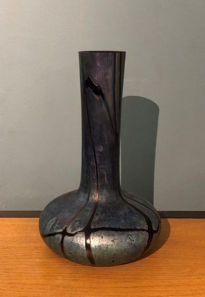 null Attribué à Johann LOETZ (1880-1940)
Vase en verre irisé bleu et noir
H : 28,5...