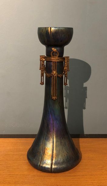 null Attribué à Johann LOETZ (1880-1940)
Vase en verre irisé bleu et noir, monture...