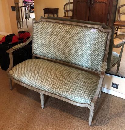 null Salon d'époque Louis XVI comprenant :
Un canapé et deux fauteuils, en bois mouluré...