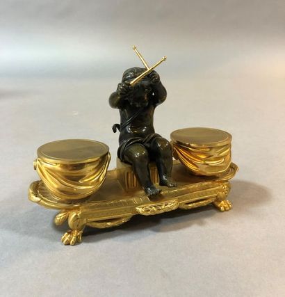 null Paire de candélabres de style Louis XVI en bronze ciselé, doré et cristal, à...