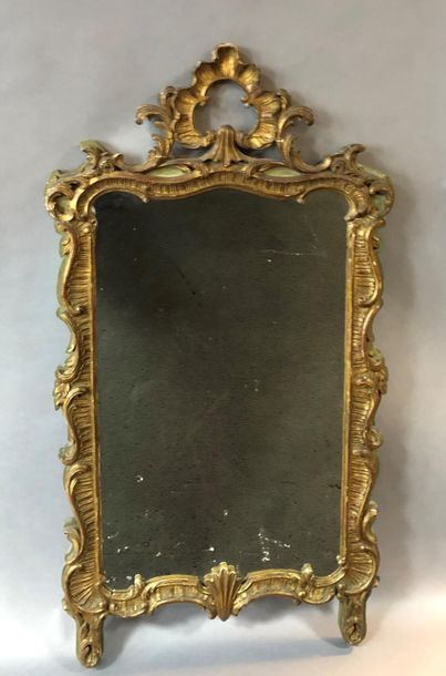 null Miroir en bois et stuc doré de style Louis XV
Fronton à cartouche découpé
Petits...