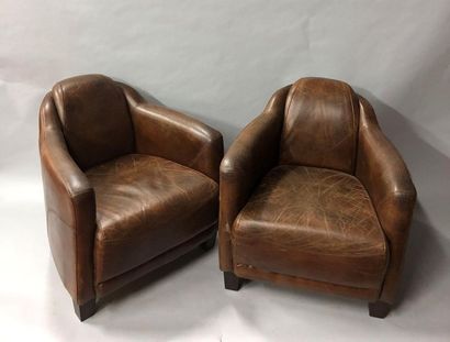 null Un canapé et deux fauteuils en cuir brun
(Usures et petits accidents)
71 x 123...