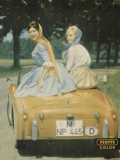 null PERUTZ COLOR 
Jeunes filles en Triumph TR
Photographie sur carton
Allemagne,...