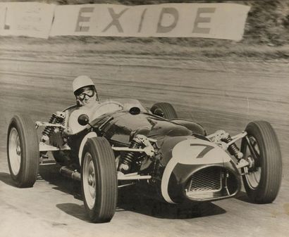 null Deux photographies de Grands Prix Monoplaces
Fangio sur Maserati 250F, Reims,...