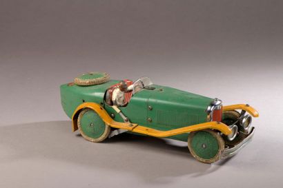null MECCANO Paris, vers 1930
Roadster en métal vert, ailes jaunes, sellerie et calandre...