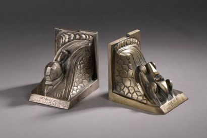 null "Deux Méthodes" 
Paire de serre-livres en bronze argenté, H : 10 cm